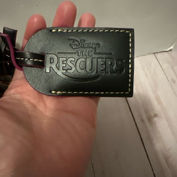 Disney Parks Dooney & Bourke The Rescuers Crossbody Camera Bag - NEW - Picture 4 of 12